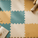 Puzzle tapis mousse assemblé avec jouets sur parquet