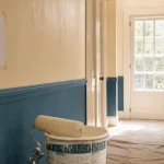 Couleur peinture pour couloir : murs ivoire chaud et soubassement bleu pétrole