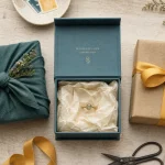 Emballage original pour cadeau : boîte premium, furoshiki vert et ruban