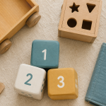 Jeux bébé 1 an pour motricité et sécurité : cubes, boîte à formes, balle, chariot en bois