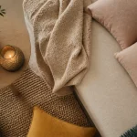 Déco scandinave cocooning : salon blanc, bois clair et lumière chaude