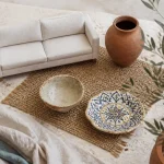Decoration style méditerranéen : matières naturelles, canapé en lin et azulejos