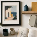 Décorer mur blanc avec cadres, étagères et lumière
