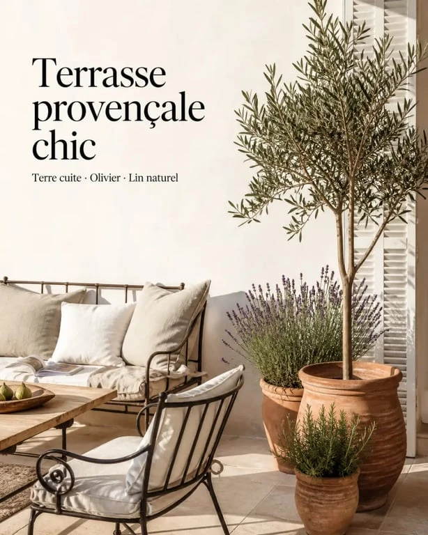 Décoration provençale chic sur une terrasse méditerranéenne avec terre cuite, olivier et fer forgé fin