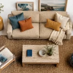 Deco salon canapé beige, coussins terracotta et tapis jute texturé